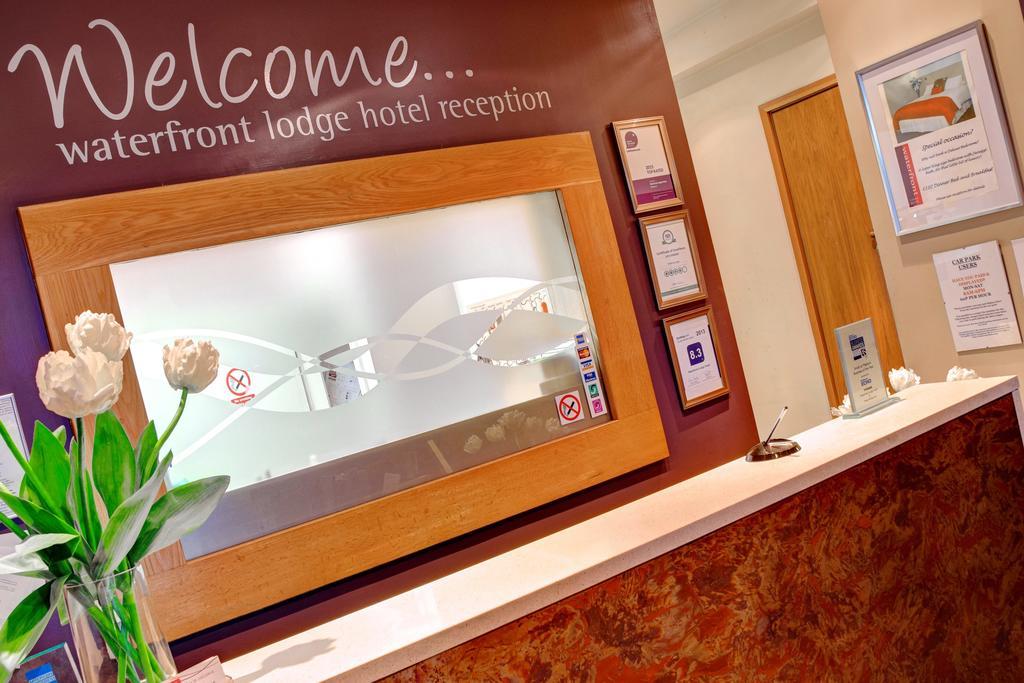 Waterfront Hotel บริกเฮาส์ ภายนอก รูปภาพ